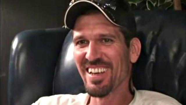 микки дрочит зрелому мужику и доводит до кончи