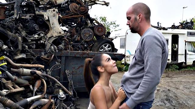 Распутная милашка жарится под открытым небом сочным членом