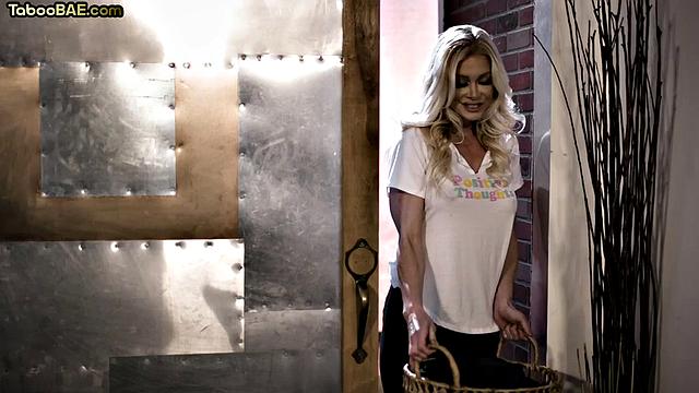 Stunning milf pussyeating sexy bae