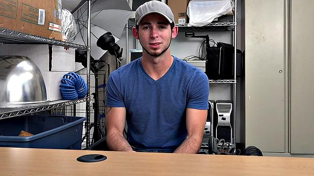 IR amateur stud fucked bareback by Black gay in office