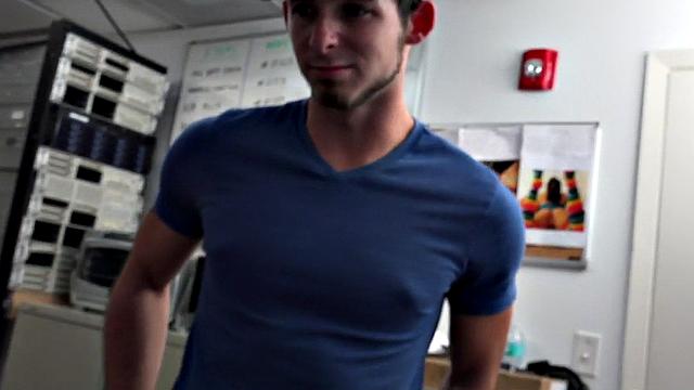 IR amateur stud fucked bareback by Black gay in office