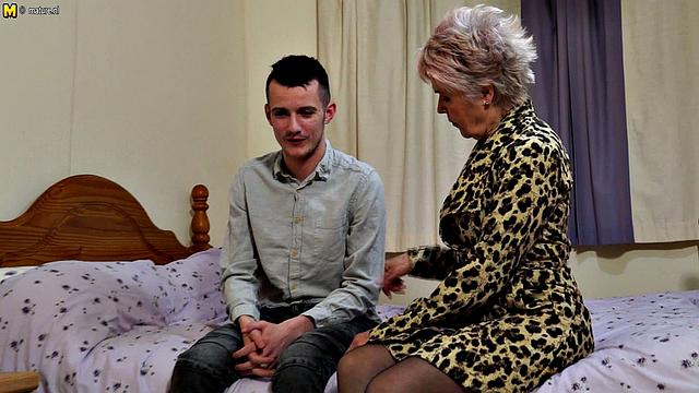 милфа СексTAзи жёстко играет с мальчиком и игрушками