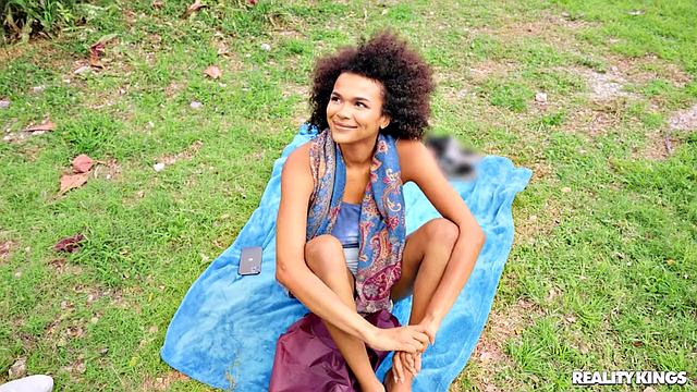 Alina Ali устроила страстный секс с незнакомцем прямо в паркинге, а друзья снимают как зрители с попкорном.