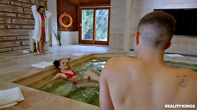 Ирина Cage соблазняет парня подруги у бассейна и трахает на кухне и диване, пока его девушка не видит.