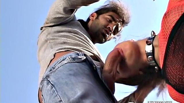 jennifer london превращает zenza raggi в своего прикованного кандалами раба