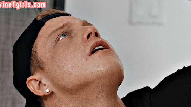 Татуированная транс-МИЛФ ловко трахается во время макияжа
