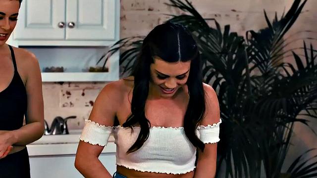 жёсткая лесби-тройка: бритые и волосатые давят кисками и ласкают языками