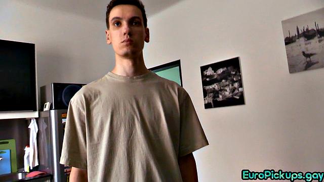 Pulled stud gives stunning blowjob