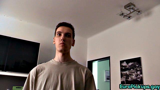 Pulled stud gives stunning blowjob