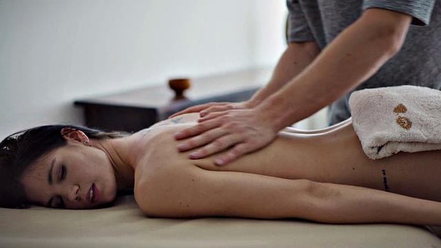 Massage beauty cockriding before sucking masseur in couple