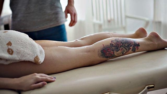 Massage beauty cockriding before sucking masseur in couple