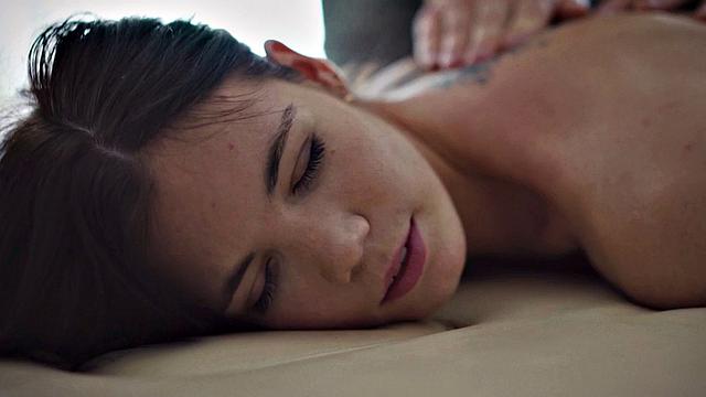 Massage beauty cockriding before sucking masseur in couple