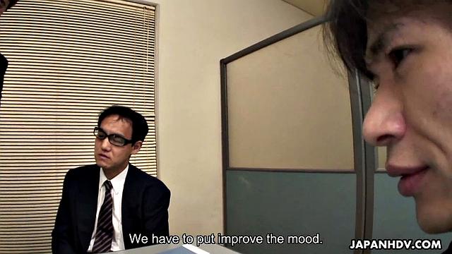 Шино Накамура превращает офисное собрание в комедийное порно-шоу