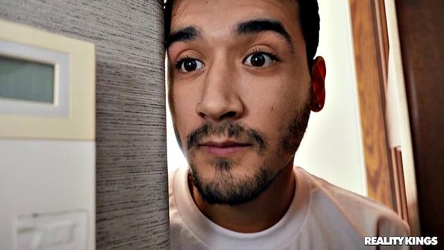 Смотри, как Мона Азар удивляется большому члену Рико и жадно трахается с ним!