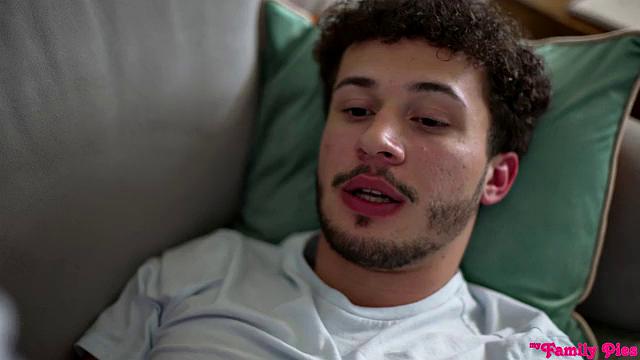 Пенелопа Кэй учит братана выносливости - а сам еле дышит под ее жопой!