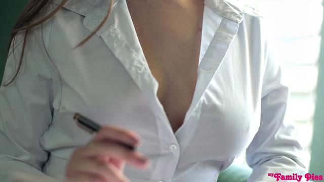 Пенелопа Кэй учит братана выносливости - а сам еле дышит под ее жопой!