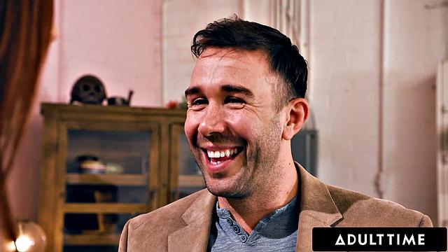 Рыжая свингерша Скарлетт Мэй трахается с лучшим другом мужа при нем