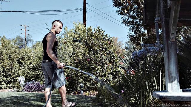 Когда подруга ушла по делам, Натану скучно - но её мама знает, как развлечь взрослого мужчину, и скучать уже не получится.