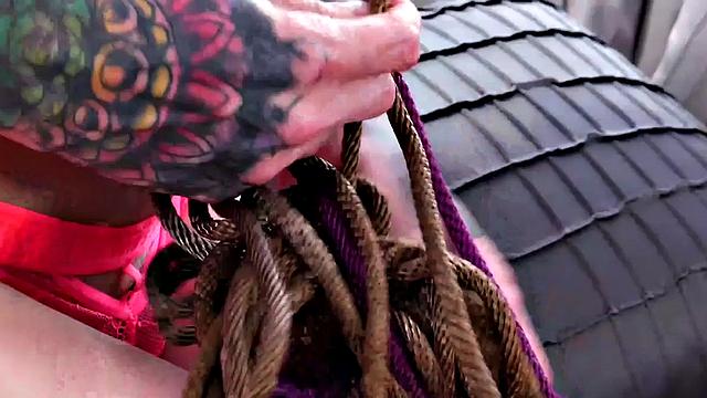 Dominant Trannies fuck anal MILF in 3way