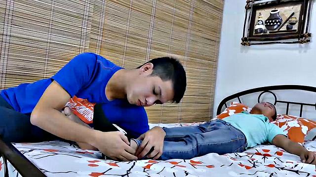 аржо нюхает и лижет ноги алекса в туфлях, потом трахается без гондона