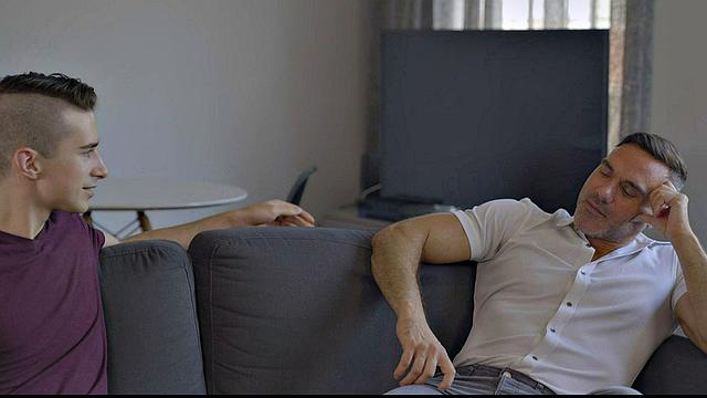 мануэль скай трахает джейка нобелло в жопу, тот дрочит и кончает