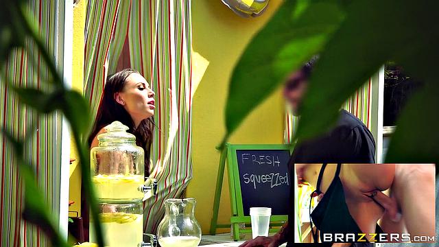 ZZ Lemonade Stand: Aidra Fox