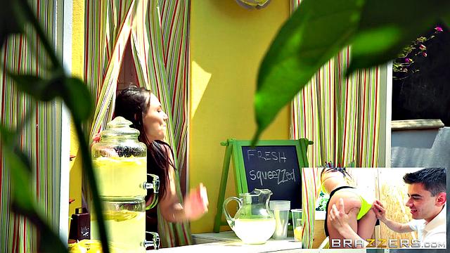 ZZ Lemonade Stand: Aidra Fox