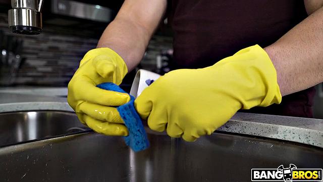 Габриэла Лопес дрочит на диване и отсасывает Питеру на кухне, потом получает мокрую грудь и кончает на лицо от толстого члена Питера.