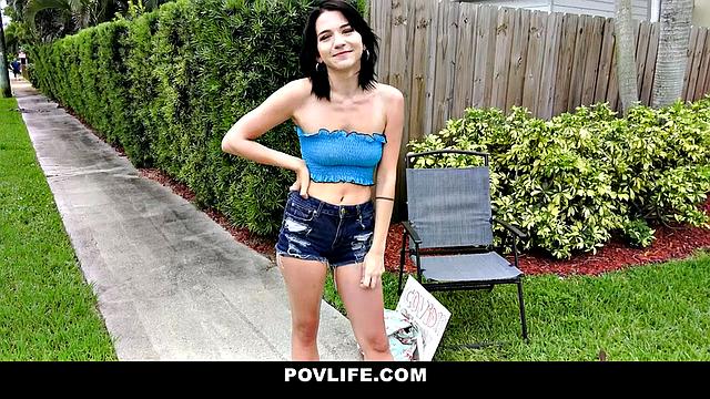 деловая малышка меняет маски на жесткий трах во дворе