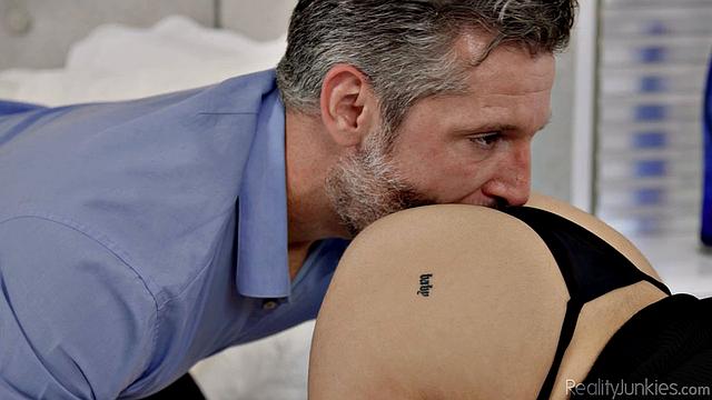 Free Use Families Scene 2 - Seduce