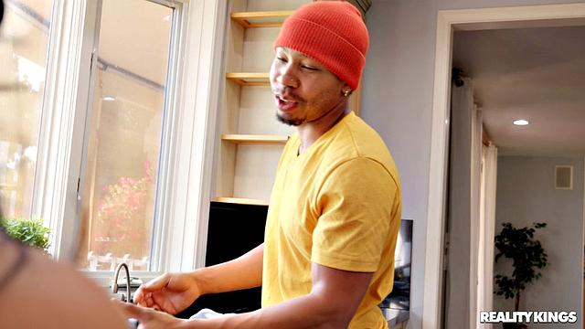 Токио Линн не может устоять перед большим членом соседа и заводит жаркий секс на кухне у холодильника