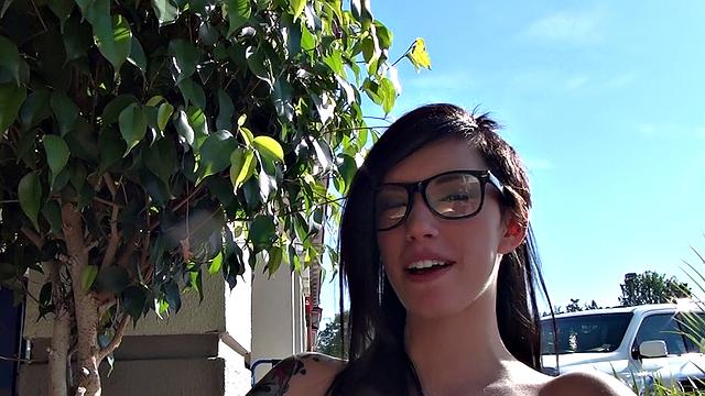 смотри, как она скачет на члене в студии и ловит сперму на лицо