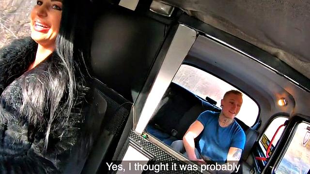 таксистка с аппетитной жопой в чулках трахает пассажира на заднем сиденье