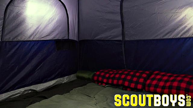 жаркий секс взрослого скаутмастера с колтоном в лесу