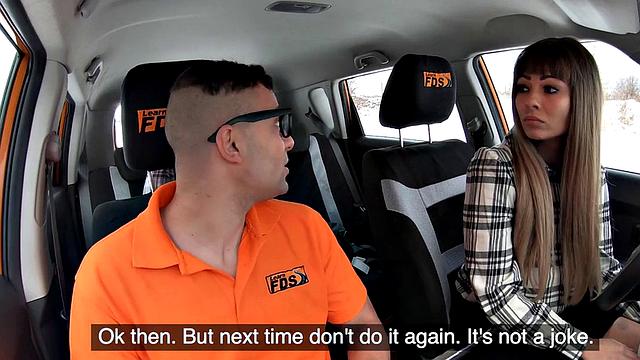 В авто всё по-взрослому: похотливые ученицы заглатывают по полной