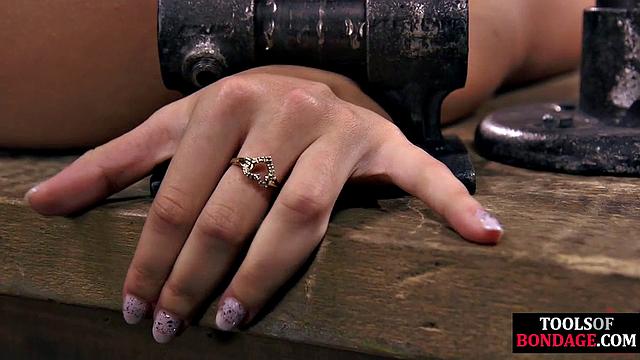 Блондинка сквиртует, когда хозяйка поиграла с её дыркой по-взрослому, а игрушки тут не для детей, ой как не для детей!