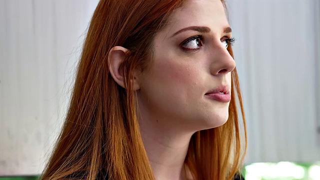 рыжая шалунья скарлетт мэй сперва дрочит, потом ебет друга мужа