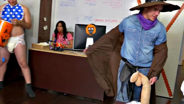 Татуированный мачо дико трахается с волосатым парнем в форме прямо в офисе