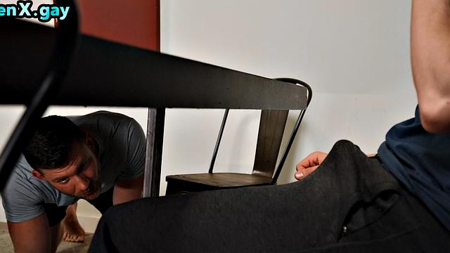 Skinny twink in manly 3some with gaydaddy top