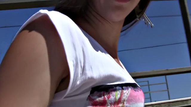 жестко трахаю подругу в бикини на улице