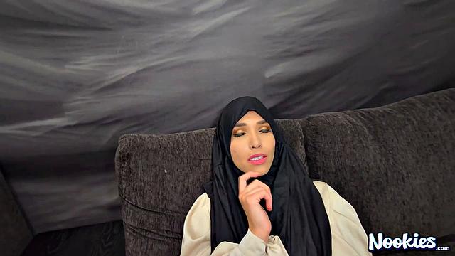 Бриана в хиджабе получает глубокий анал и кремпай от взрослого мужчины.