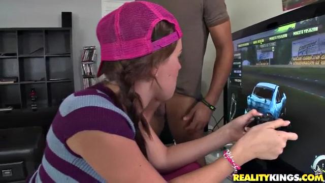 геймерша в леггинсах бросает приставку ради дикого наезда сверху