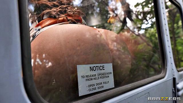 Гид Диего устраивает групповуху с развратными туристками в автобусе турпоездки.