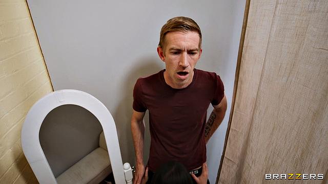 Блондинка на каблуках отсасывает ради шопинга и трахается в примерочной с Danny D и Yiming Curiosity для удовольствия и выгоды.