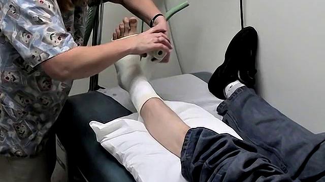 Эван Хайнц получает гипс на ногу с Иэном Мадроксом
