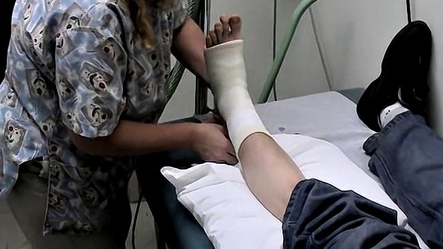 Evan Heinze Gets Foot Cast with Ian Madrox