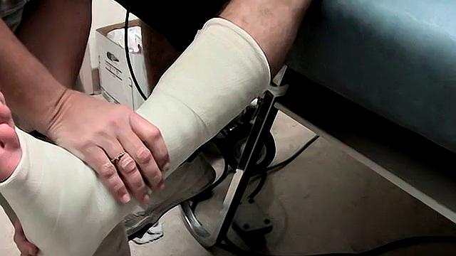 Evan Heinze Gets Foot Cast with Ian Madrox
