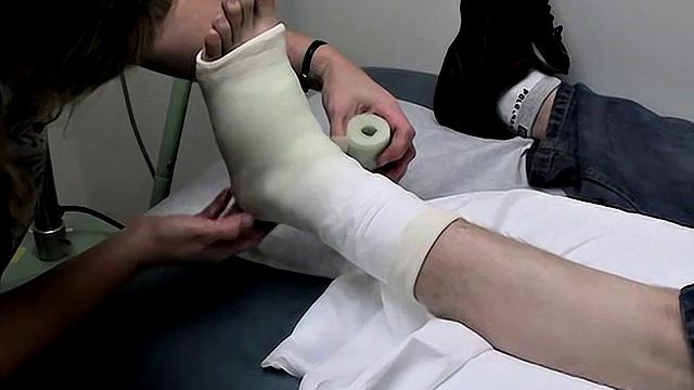 Эван Хайнц получает гипс на ногу с Иэном Мадроксом