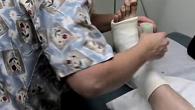 Evan Heinze Gets Foot Cast with Ian Madrox