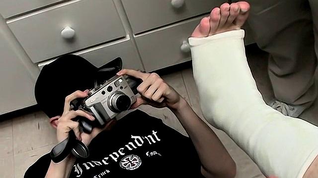 Evan Heinze Gets Foot Cast with Ian Madrox